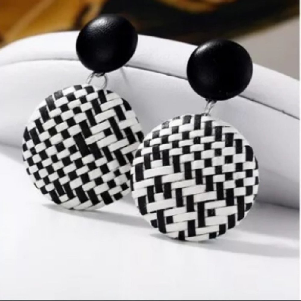 New! Black White Tribe Print Woven Straw Earrings - Picture 4 of 5